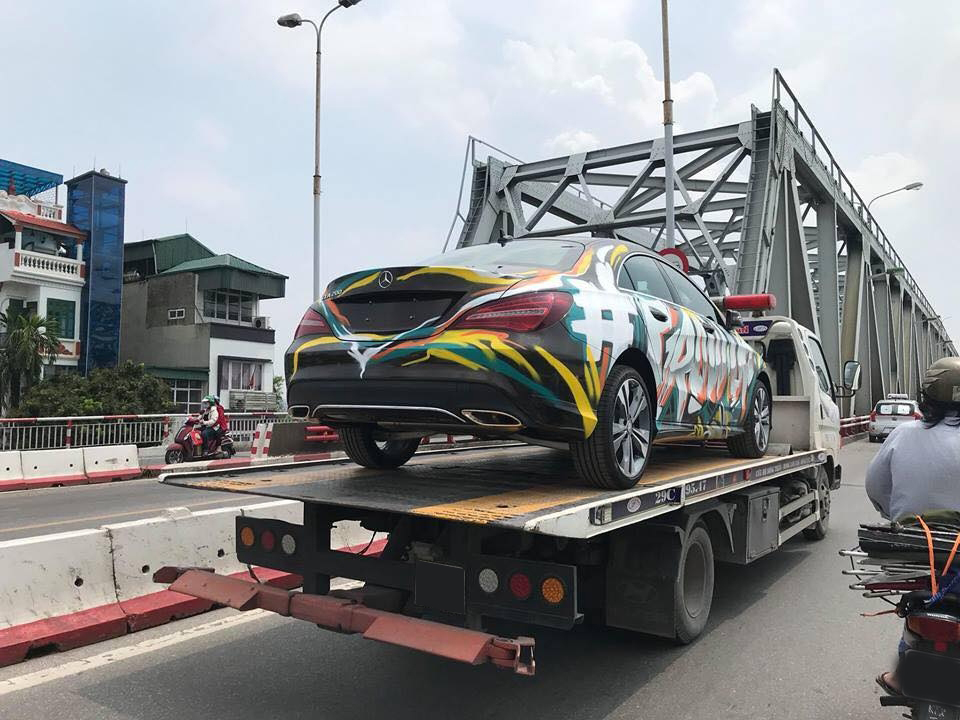 Dán decal xe hơi không đúng cách gây rắc rối khi tham gia giao thông