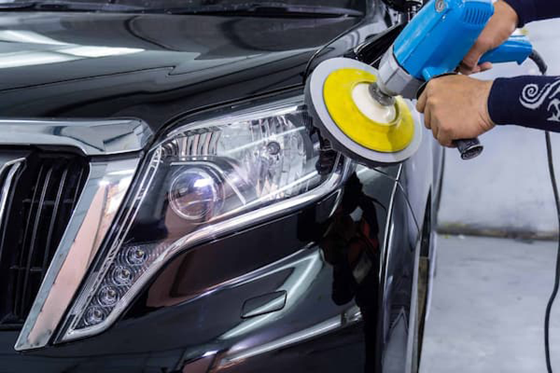 dùng khăn mềm xoa đều để khôi phục độ trong của đèn