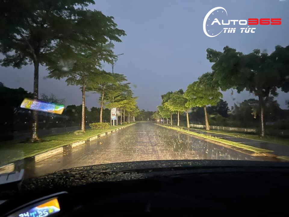 Đèn ô tô sáng giúp di chuyển dễ dàng trong mưa