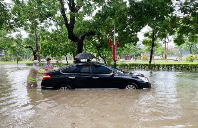 Cách xử lý khi xe bị ngưng hoạt động giữa vùng ngập nước.