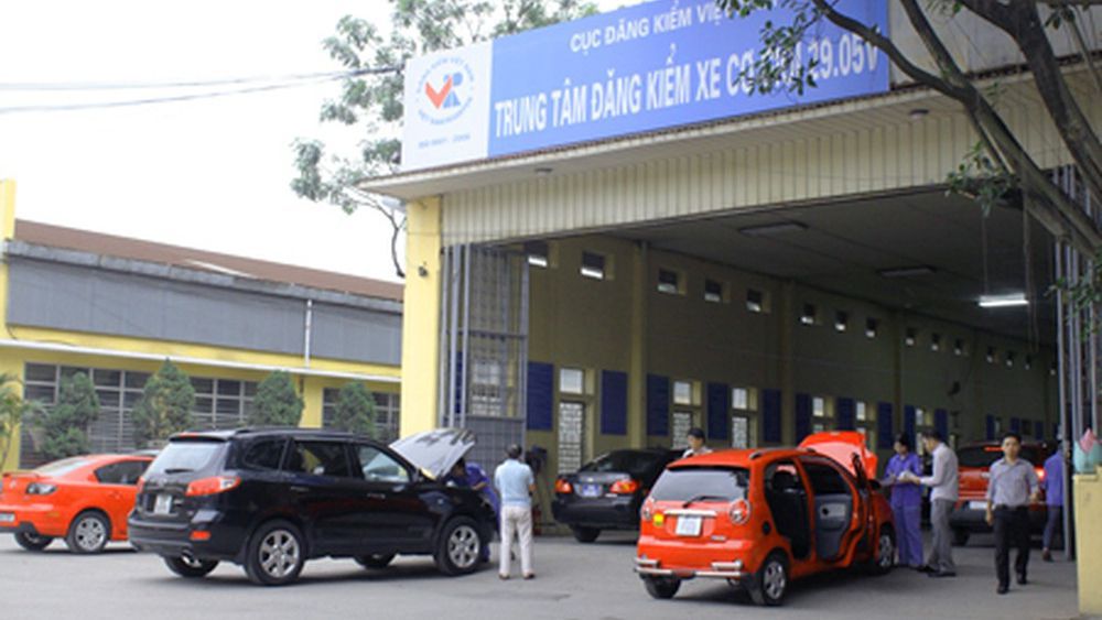 Trung tâm đăng kiểm chật kín mùa đăng kiểm xe hơi