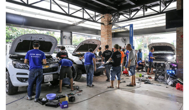 VỆ SINH KHOANG MÁY Ô TÔ ĐÚNG CÁCH