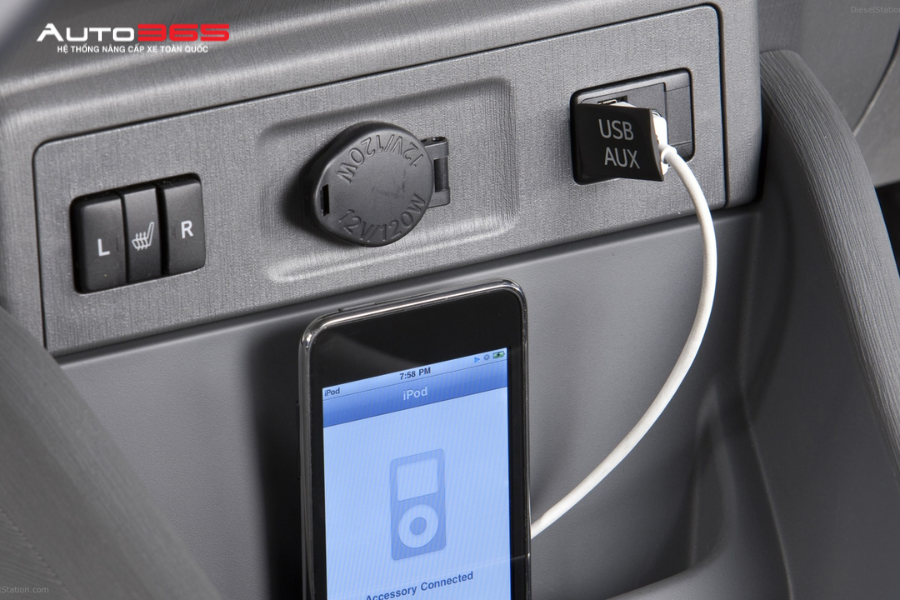 ket-noi-dien-thoai-voi-man-hinh-o-to-bang-cap-usb-don-gian.png