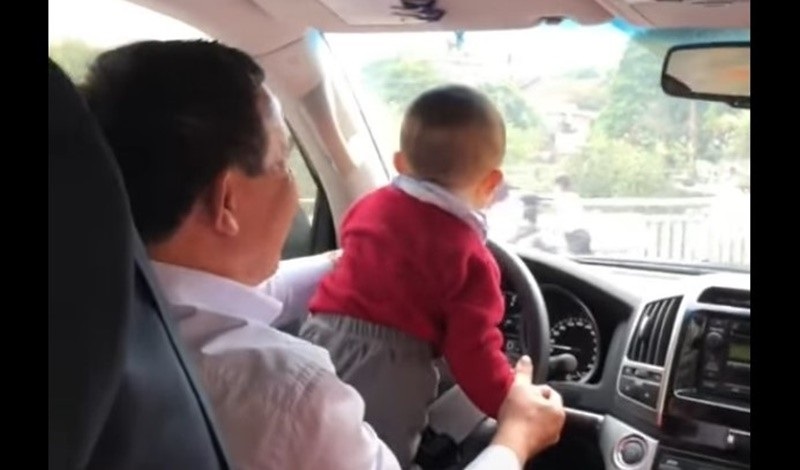 Cho trẻ ngồi hàng ghế đầu có thể dẫn đến những nguy hiểm tiềm ẩn