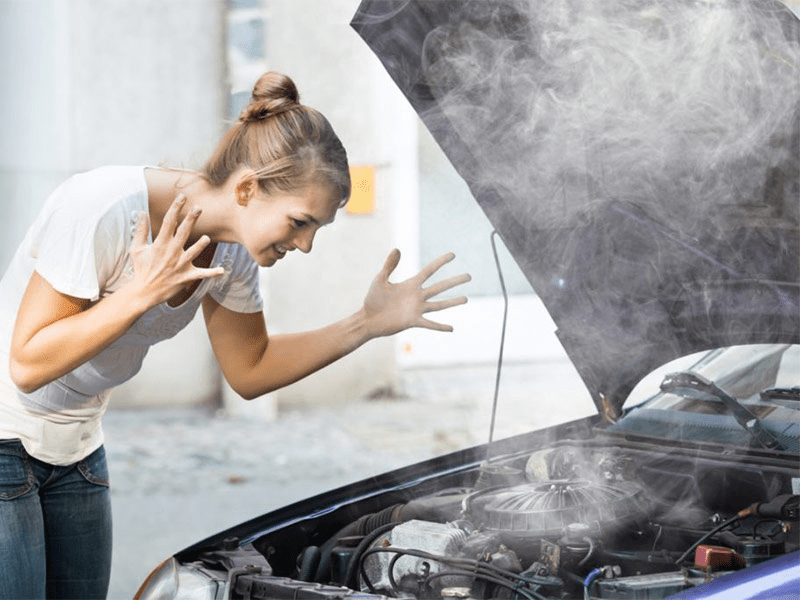 Khói bất thường từ xe bốc ra