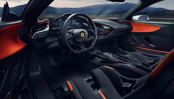 Vật liệu nội thất chủ yếu là Alcantara và carbon. Ảnh: Ferrari