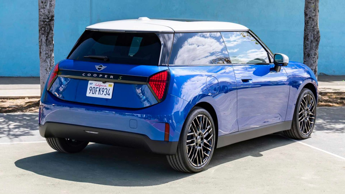 Lo-thiet-ke-noi-that-cua-Mini-Cooper-the-he-moi-4.jpg