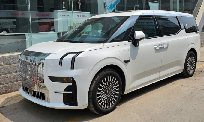 Mẫu MPV điện của Volvo xuất hiện tại một bãi để xe của một công viên ở Trung Quốc. Ảnh: CarNewsChina