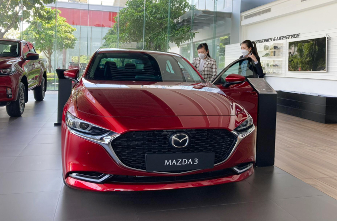 Khách hàng lựa chọn xe trong một showroom tại TP HCM. Ảnh: Thành Nhạn
