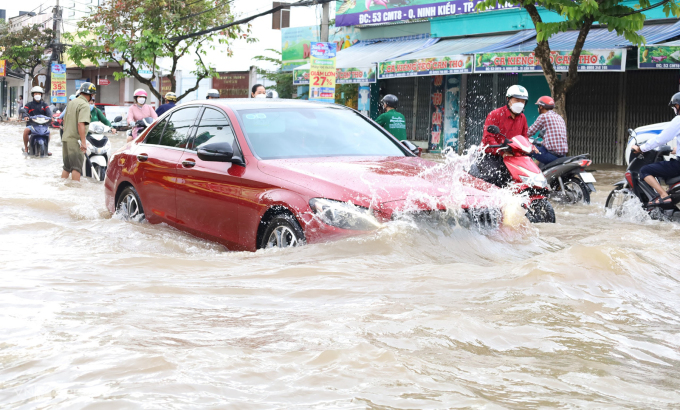 Chiếc Mercedes phóng qua vùng nước ngập, đường Cách Mạng Tháng Tám, thành phố Cần Thơ, hôm 13/10. Ảnh: Cửu Long - Nguyên Anh