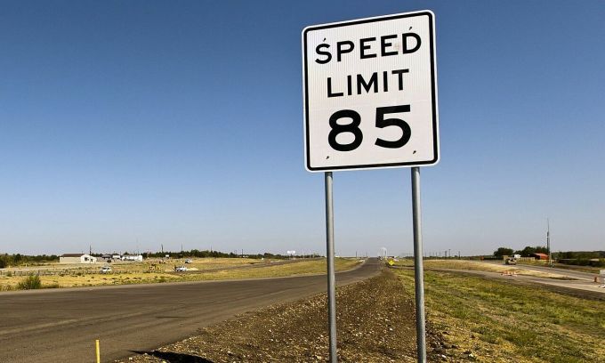 Bảng tốc độ giới hạn 85 dặm/h (137 km/h) tại Texas, Mỹ. Ảnh: AP