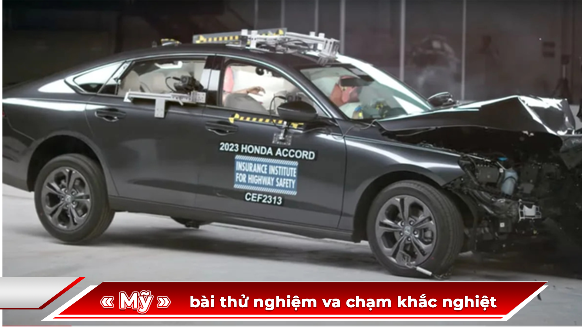 Chỉ một mẫu sedan cỡ trung qua được bài thử nghiệm va chạm khắc nghiệt ở Mỹ - 1