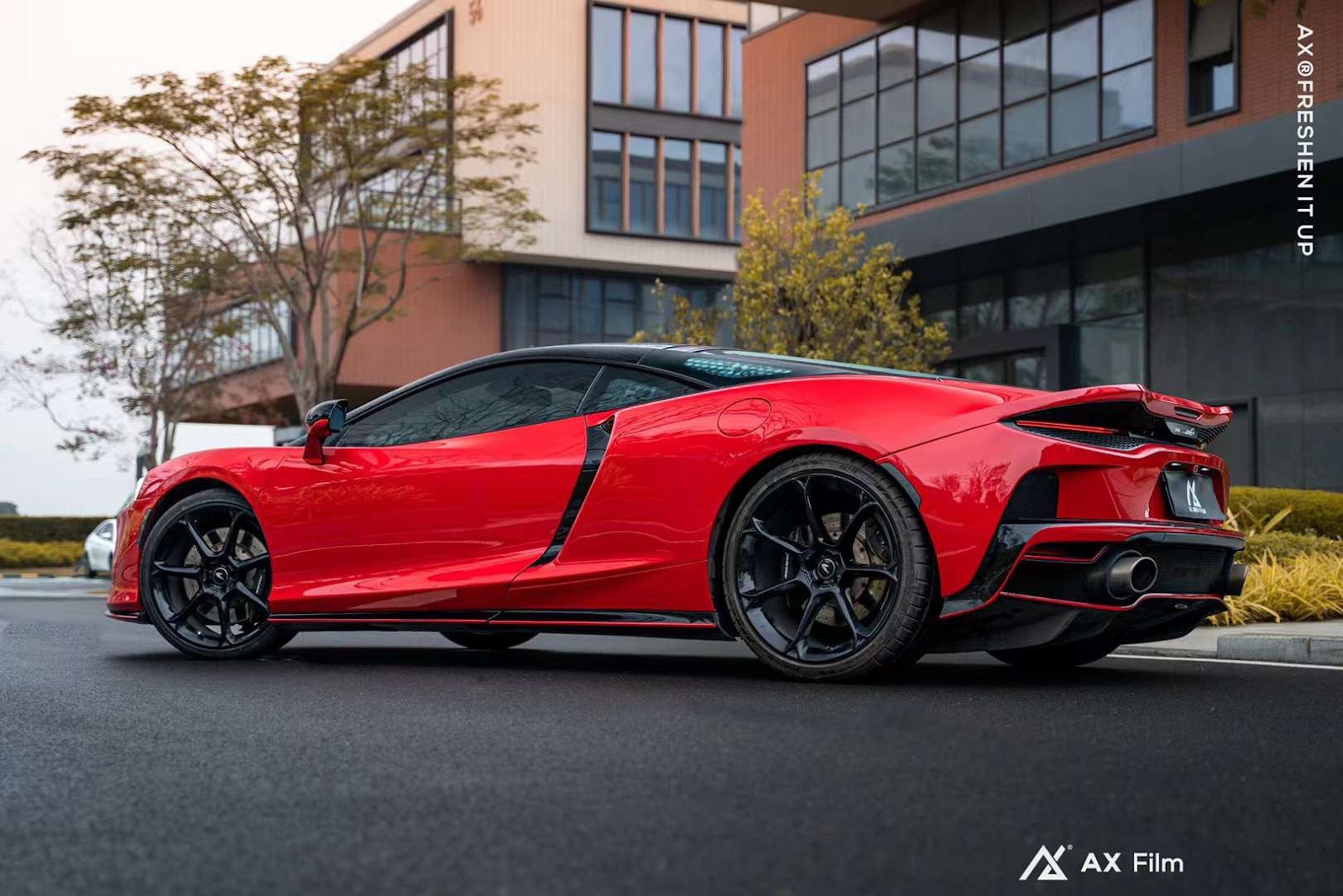 sieu-xe-mclaren-dan-ax-wrap-film-mau-carmine-red-3.jpg