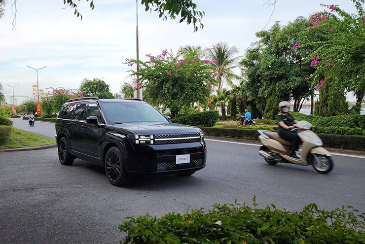 hyundai-santafe-the-he-moi-xuat-hien-tai-duong-pho-viet-1.jpg