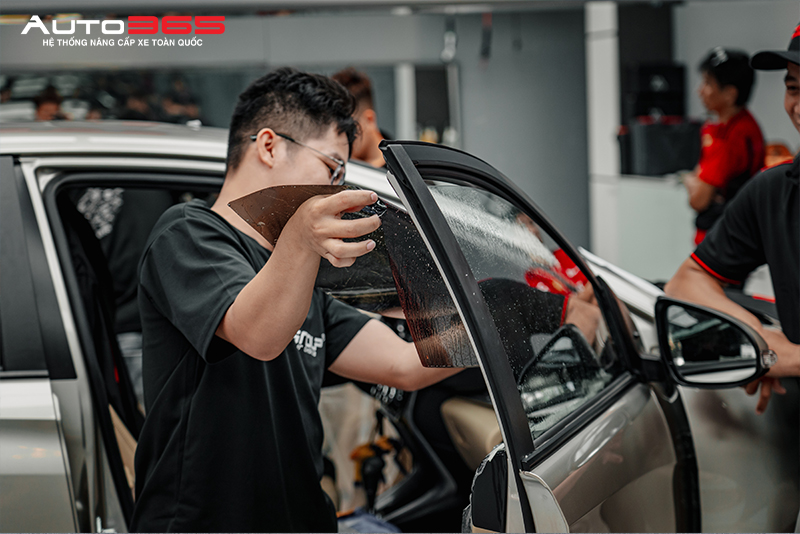 quy-trinh-dan-phim-cach-nhiet-o-to-chuyen-nghiep-tai-auto365-12.jpg
