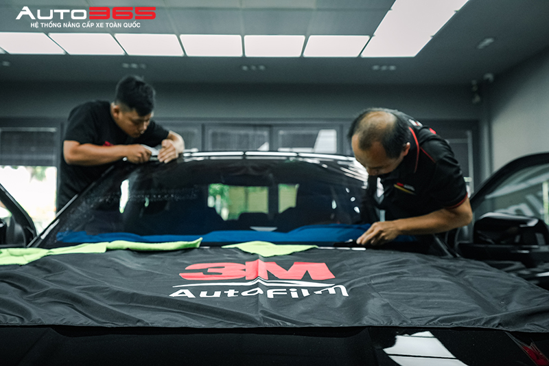 quy-trinh-dan-phim-cach-nhiet-o-to-chuyen-nghiep-tai-auto365-4.jpg