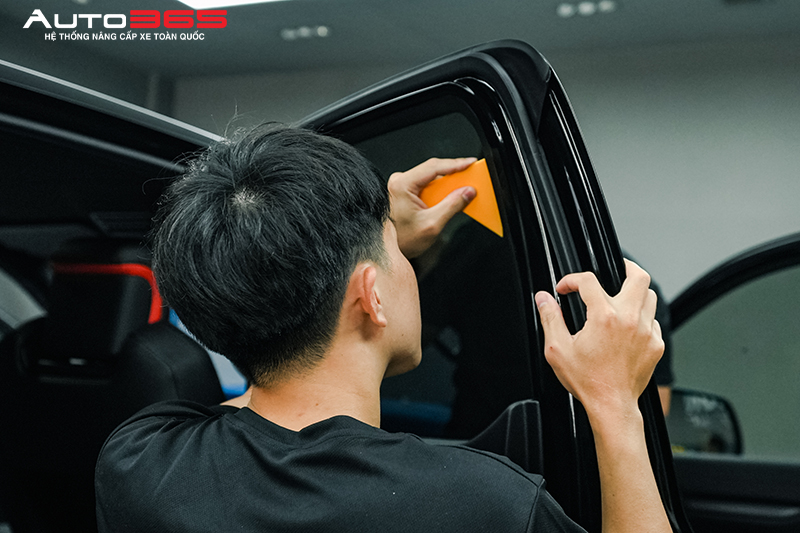 quy-trinh-dan-phim-cach-nhiet-o-to-chuyen-nghiep-tai-auto365-5.jpg
