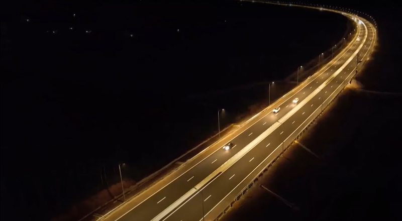 trên đường cao tốc