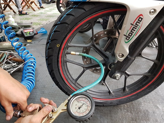 kiểm tra lốp thường xuyên