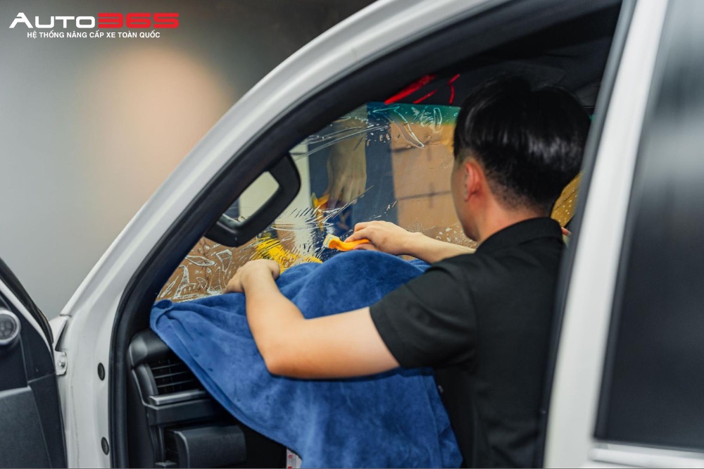 dan-phim-cach-nhiet-3m-bao-ve-noi-that-xe-toyota-fortuner.jpeg