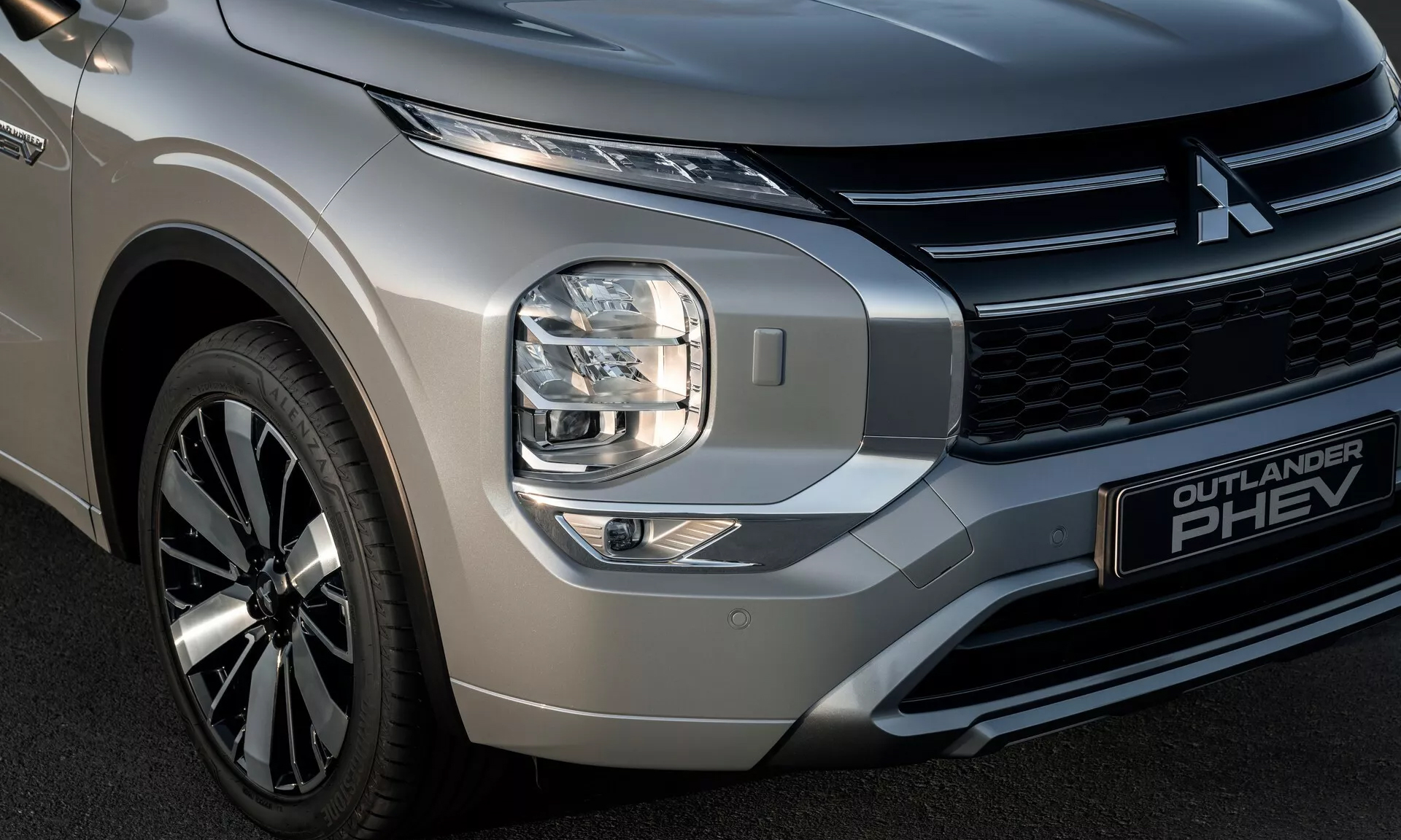 Mitsubishi-Outlander-PHEV-2025-6.jpg